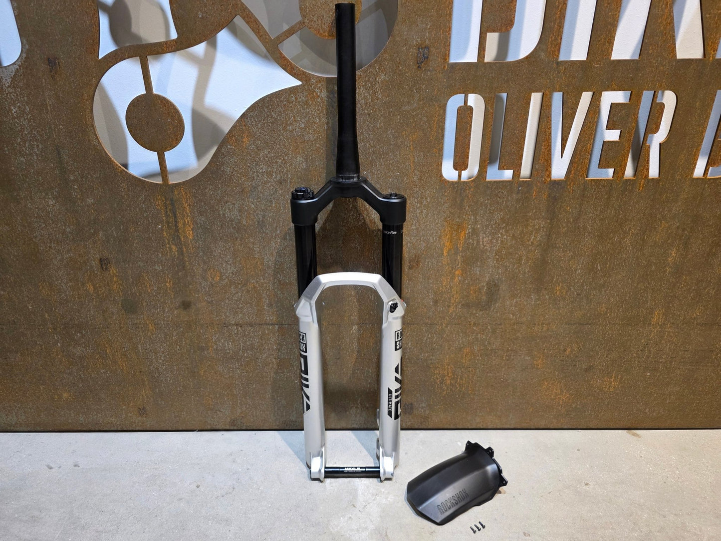 Federgabel von Rock Shox, ROCKSHOX PIKE ULTIMATE / 29" / 35MM / 140MM / BOOST / SILBER vor USEDBIKES - OB.DE Hintergrund
