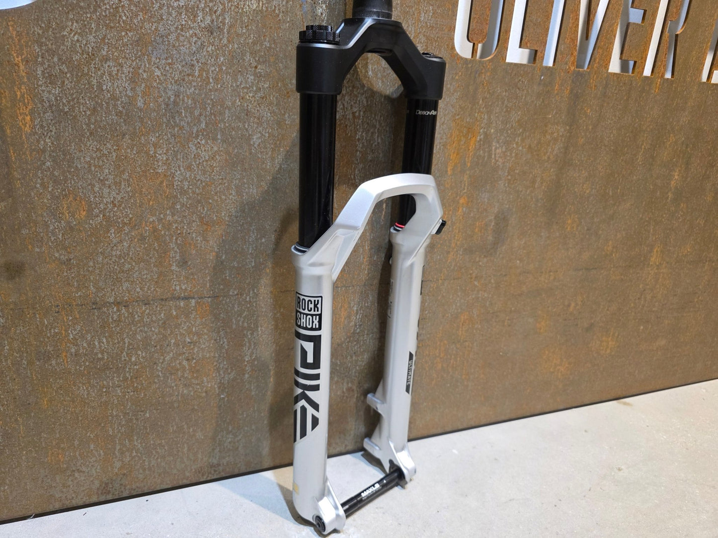 Federgabel von Rock Shox, ROCKSHOX PIKE ULTIMATE / 29" / 35MM / 140MM / BOOST / SILBER vor USEDBIKES - OB.DE Hintergrund