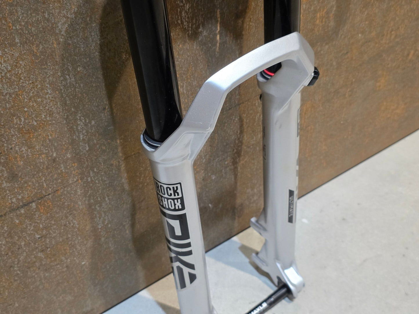 Federgabel von Rock Shox, ROCKSHOX PIKE ULTIMATE / 29" / 35MM / 140MM / BOOST / SILBER vor USEDBIKES - OB.DE Hintergrund
