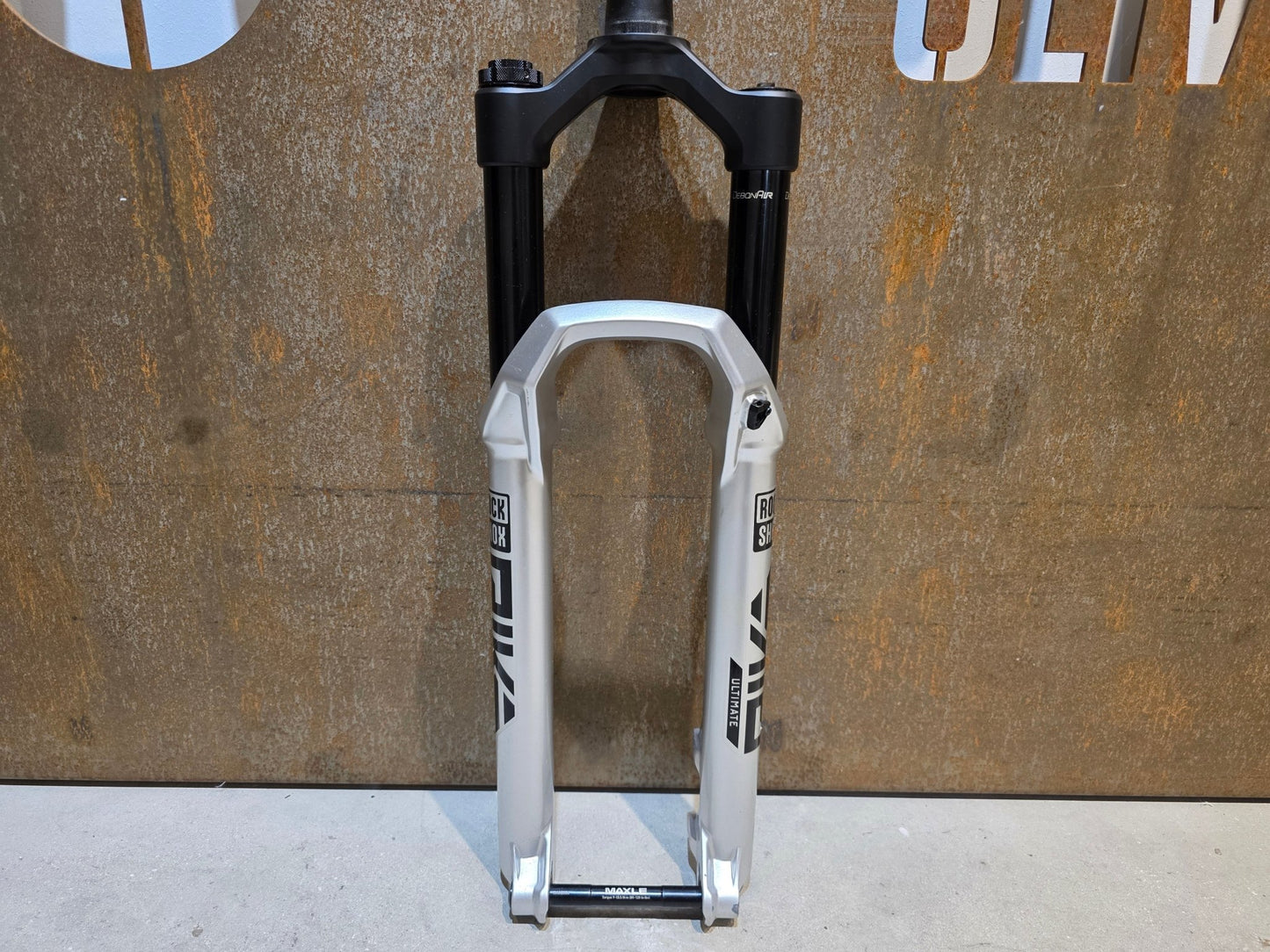 Federgabel von Rock Shox, ROCKSHOX PIKE ULTIMATE / 29" / 35MM / 140MM / BOOST / SILBER vor USEDBIKES - OB.DE Hintergrund