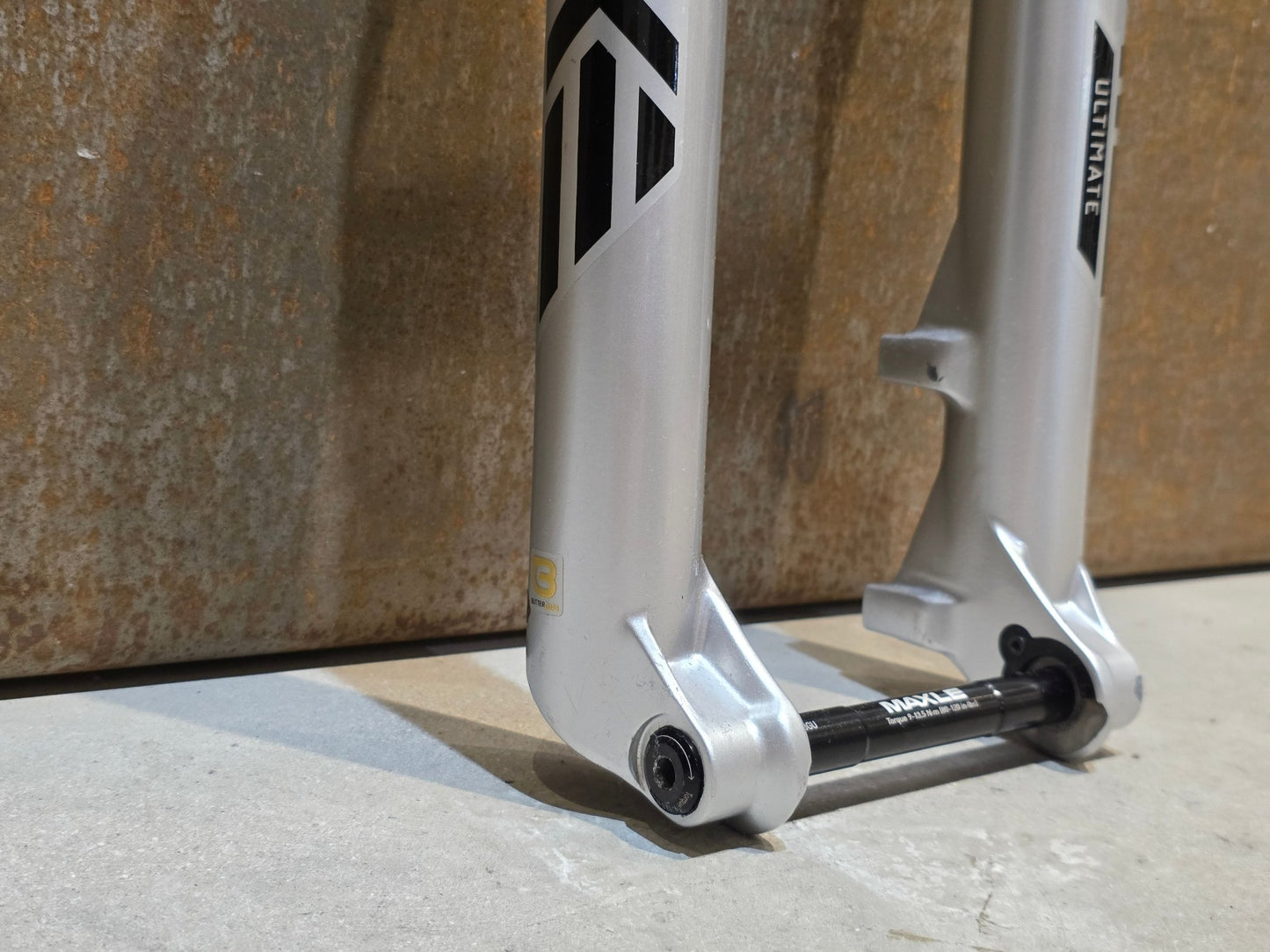 Federgabel von Rock Shox, ROCKSHOX PIKE ULTIMATE / 29" / 35MM / 140MM / BOOST / SILBER vor USEDBIKES - OB.DE Hintergrund