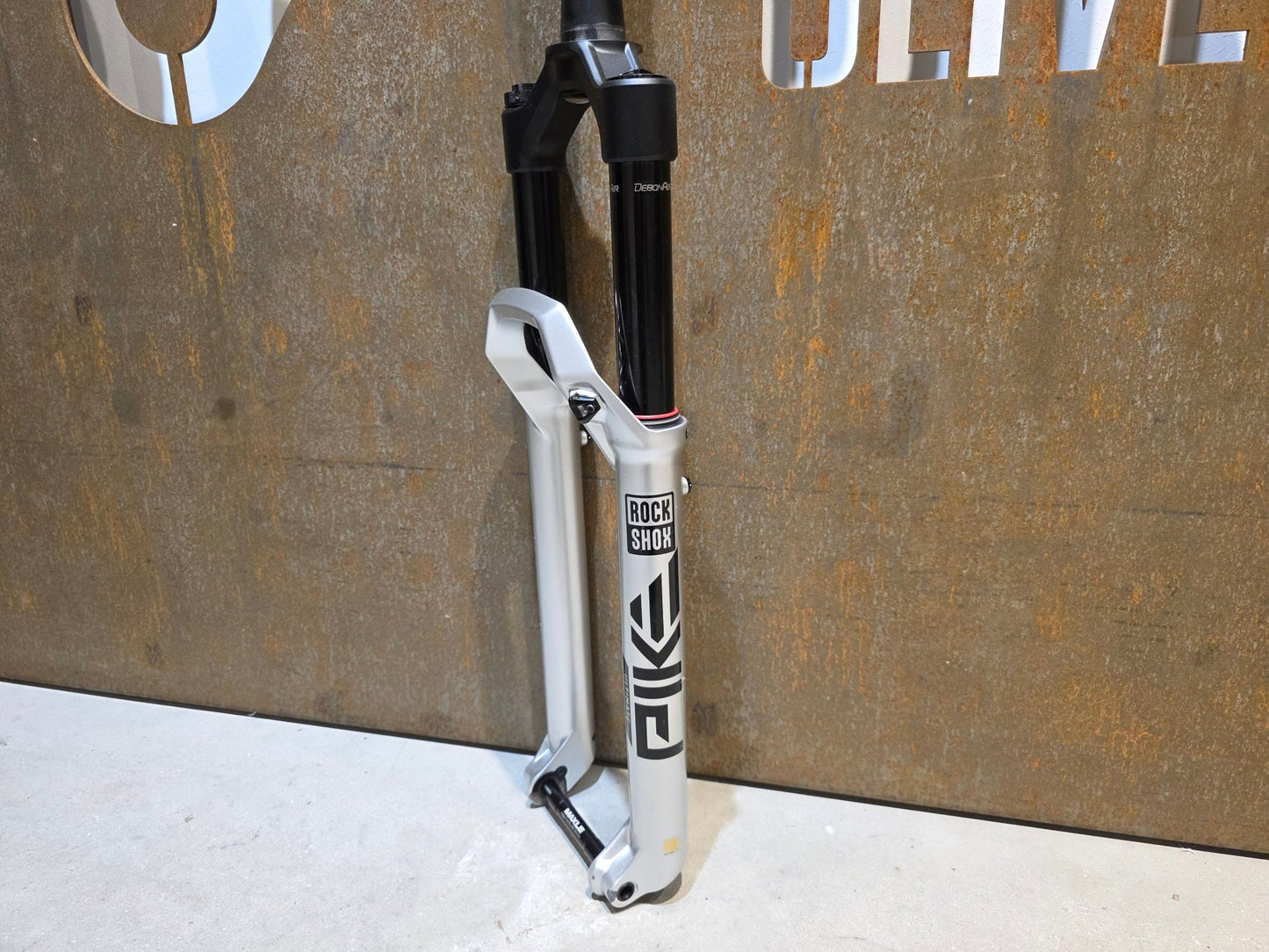 Federgabel von Rock Shox, ROCKSHOX PIKE ULTIMATE / 29" / 35MM / 140MM / BOOST / SILBER vor USEDBIKES - OB.DE Hintergrund
