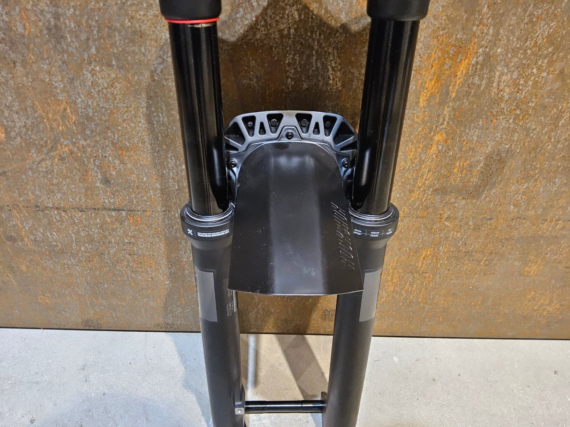 Federgabel von Rock Shox, ROCKSHOX PSYLO GOLD RC / 29" / 35MM / 160MM / BOOST / SCHWARZ MATT vor USEDBIKES - OB.DE Hintergrund