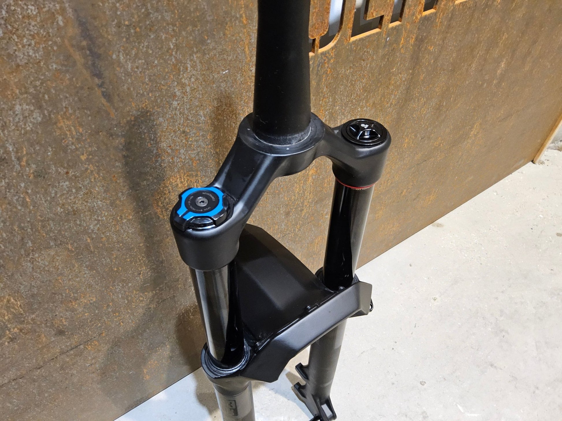 Federgabel von Rock Shox, ROCKSHOX PSYLO GOLD RC / 29" / 35MM / 160MM / BOOST / SCHWARZ MATT vor USEDBIKES - OB.DE Hintergrund