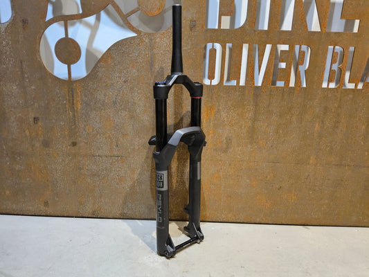 Federgabel von Rock Shox, ROCKSHOX PSYLO GOLD RC / 29" / 35MM / 160MM / BOOST / SCHWARZ MATT vor USEDBIKES - OB.DE Hintergrund
