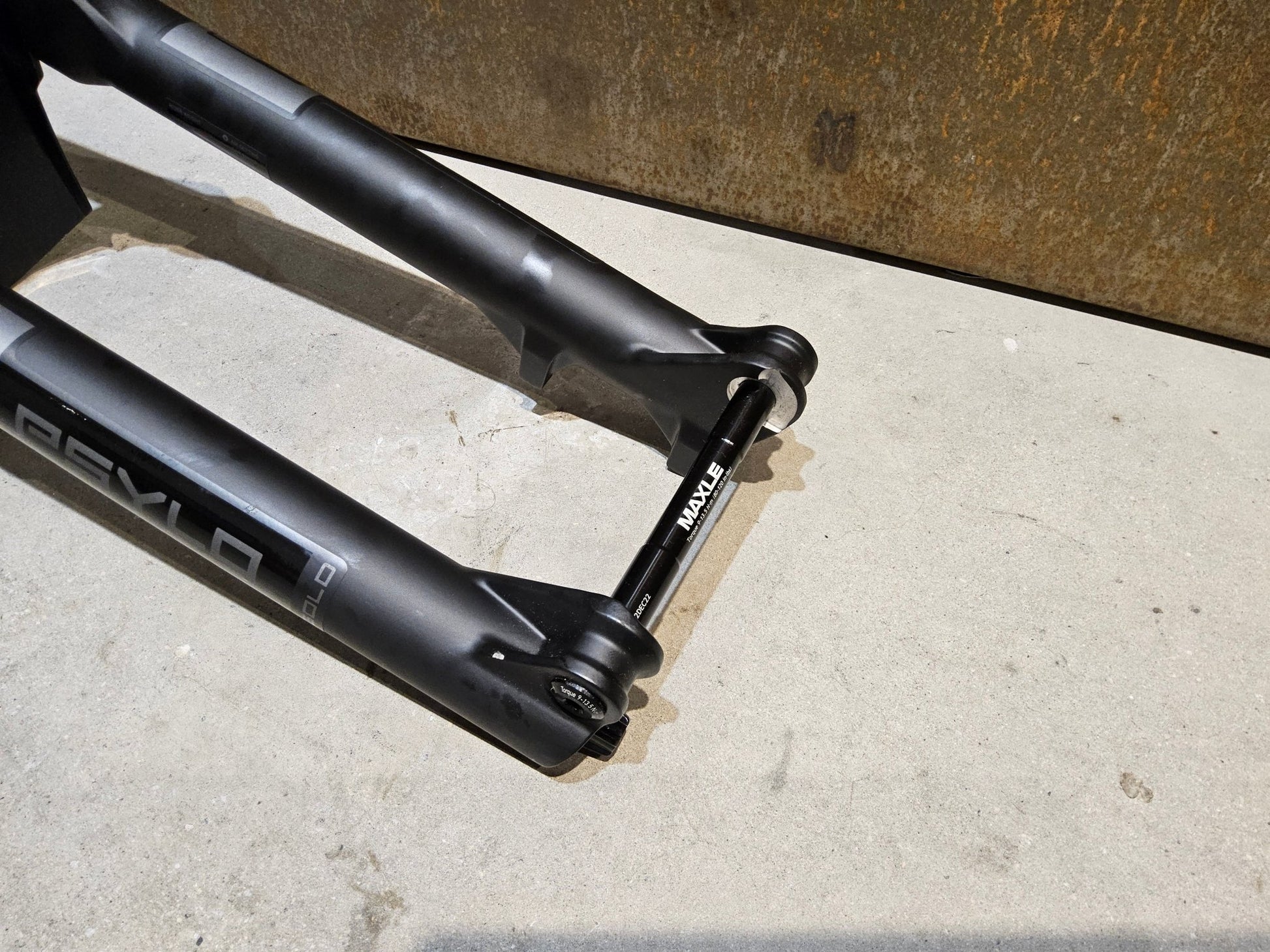 Federgabel von Rock Shox, ROCKSHOX PSYLO GOLD RC / 29" / 35MM / 160MM / BOOST / SCHWARZ MATT vor USEDBIKES - OB.DE Hintergrund