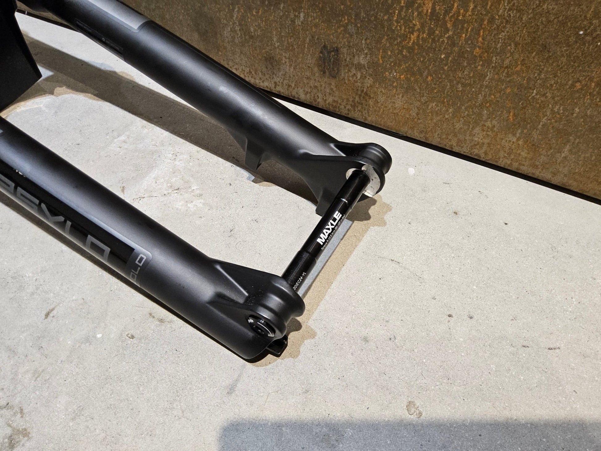 Federgabel von Rock Shox, ROCKSHOX PSYLO GOLD RC / 29" / 35MM / 160MM / BOOST / SCHWARZ MATT vor USEDBIKES - OB.DE Hintergrund