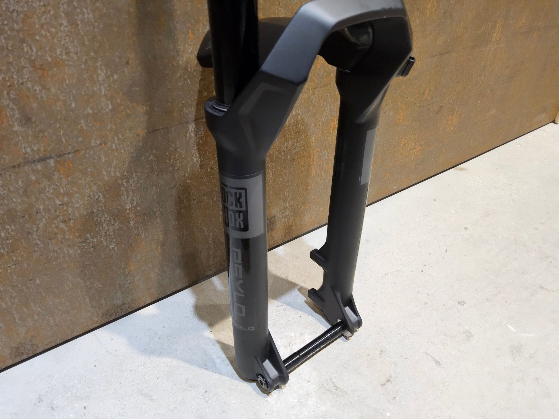 Federgabel von Rock Shox, ROCKSHOX PSYLO GOLD RC / 29" / 35MM / 160MM / BOOST / SCHWARZ MATT vor USEDBIKES - OB.DE Hintergrund