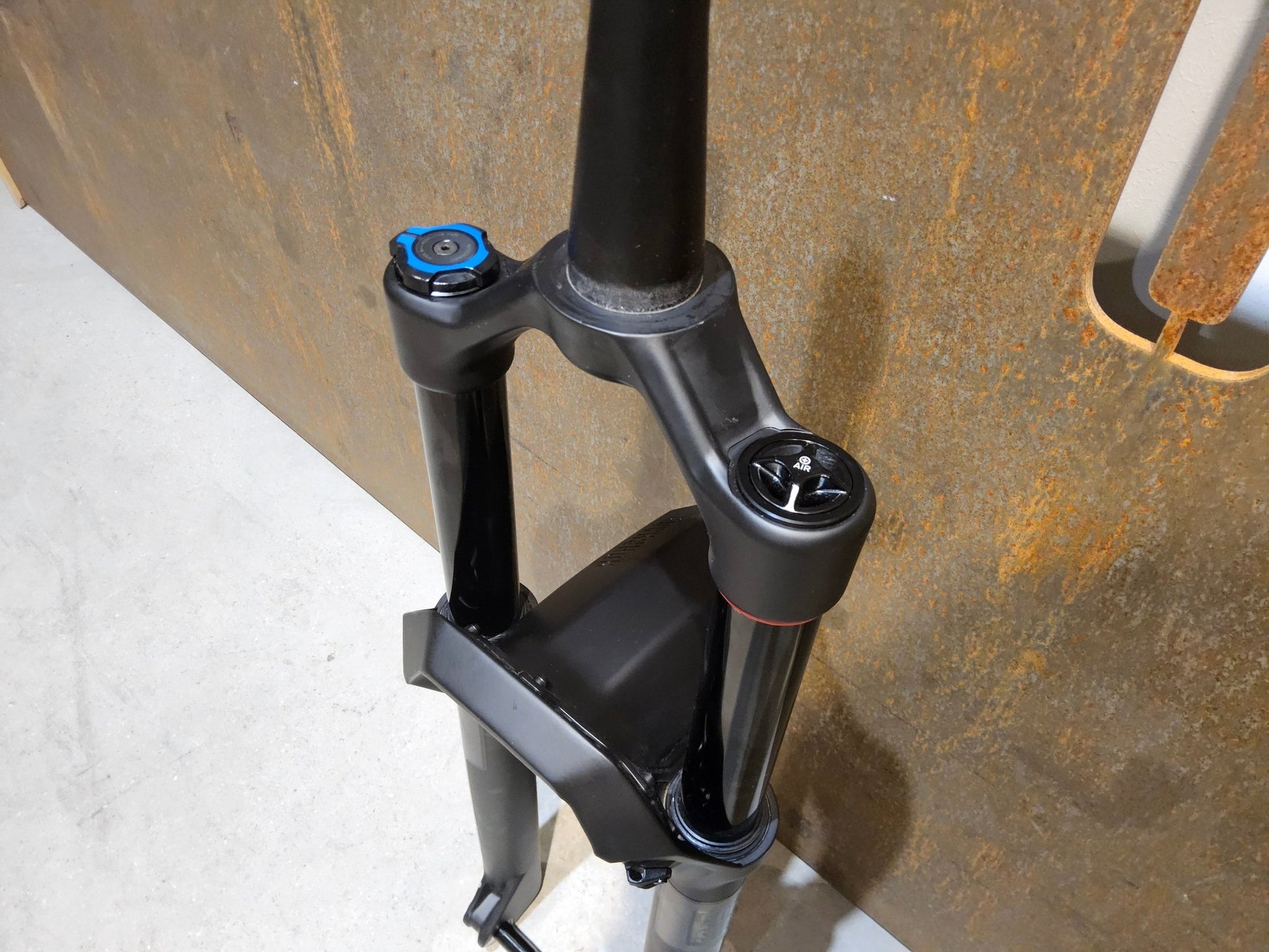 Federgabel von Rock Shox, ROCKSHOX PSYLO GOLD RC / 29" / 35MM / 160MM / BOOST / SCHWARZ MATT vor USEDBIKES - OB.DE Hintergrund
