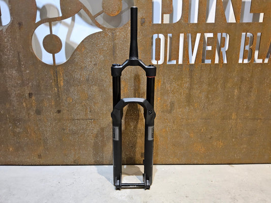 Federgabel von Rock Shox, ROCKSHOX PSYLO GOLD RC / 29" / 35MM / 160MM / BOOST / SCHWARZ MATT vor USEDBIKES - OB.DE Hintergrund