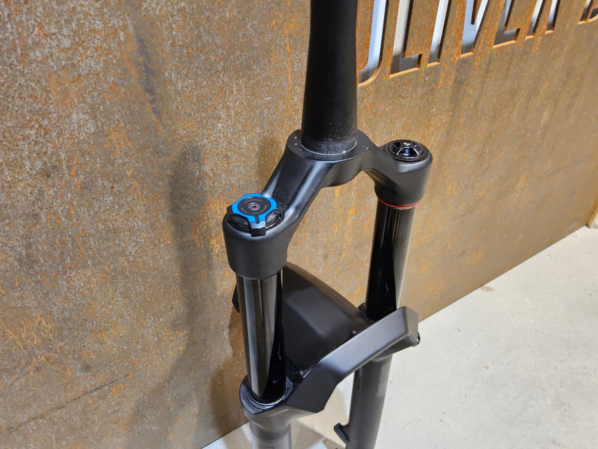 Federgabel von Rock Shox, ROCKSHOX PSYLO GOLD RC / 29" / 35MM / 160MM / BOOST / SCHWARZ MATT vor USEDBIKES - OB.DE Hintergrund