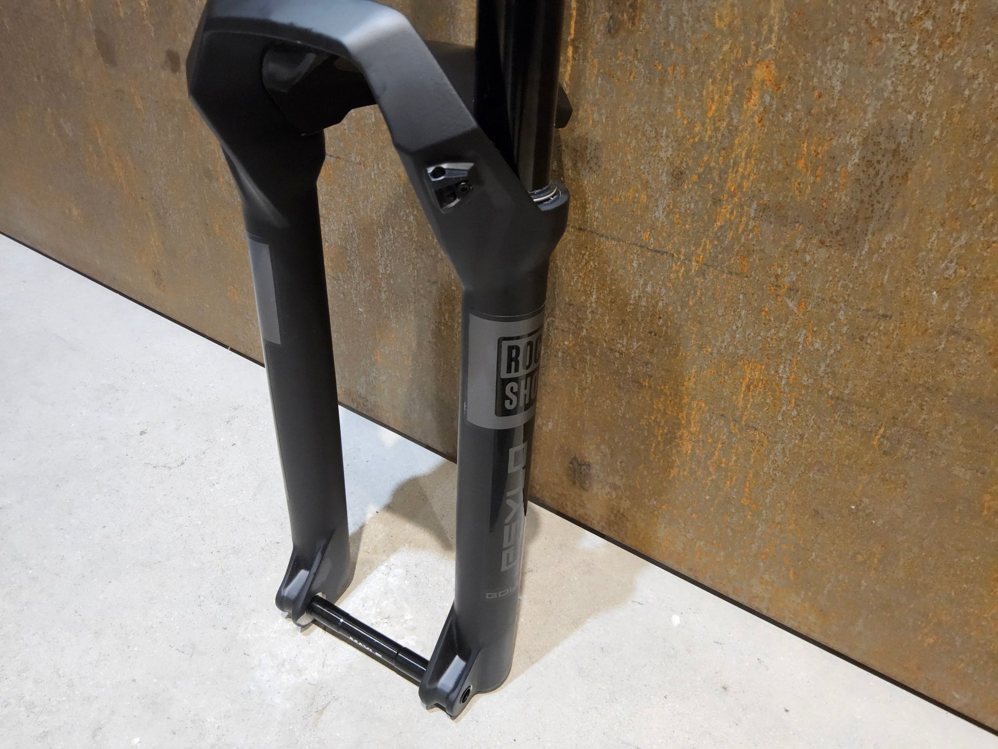 Federgabel von Rock Shox, ROCKSHOX PSYLO GOLD RC / 29" / 35MM / 160MM / BOOST / SCHWARZ MATT vor USEDBIKES - OB.DE Hintergrund