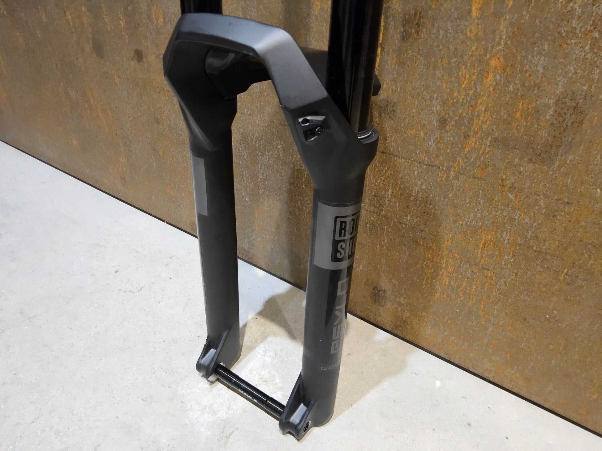 Federgabel von Rock Shox, ROCKSHOX PSYLO GOLD RC / 29" / 35MM / 160MM / BOOST / SCHWARZ MATT vor USEDBIKES - OB.DE Hintergrund
