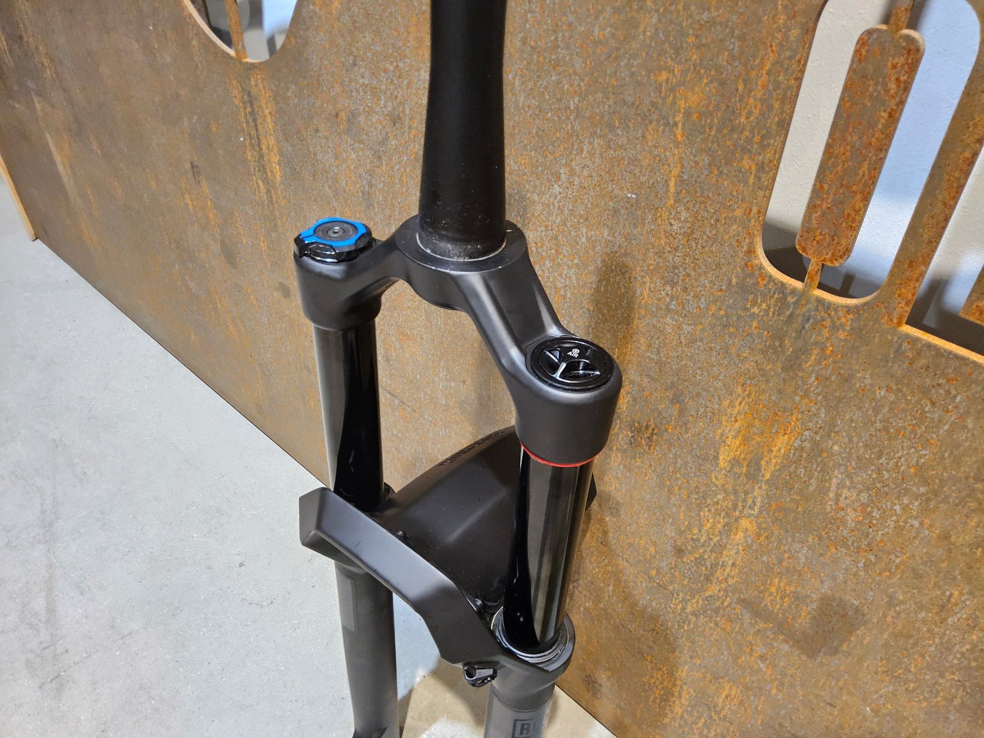 Federgabel von Rock Shox, ROCKSHOX PSYLO GOLD RC / 29" / 35MM / 160MM / BOOST / SCHWARZ MATT vor USEDBIKES - OB.DE Hintergrund