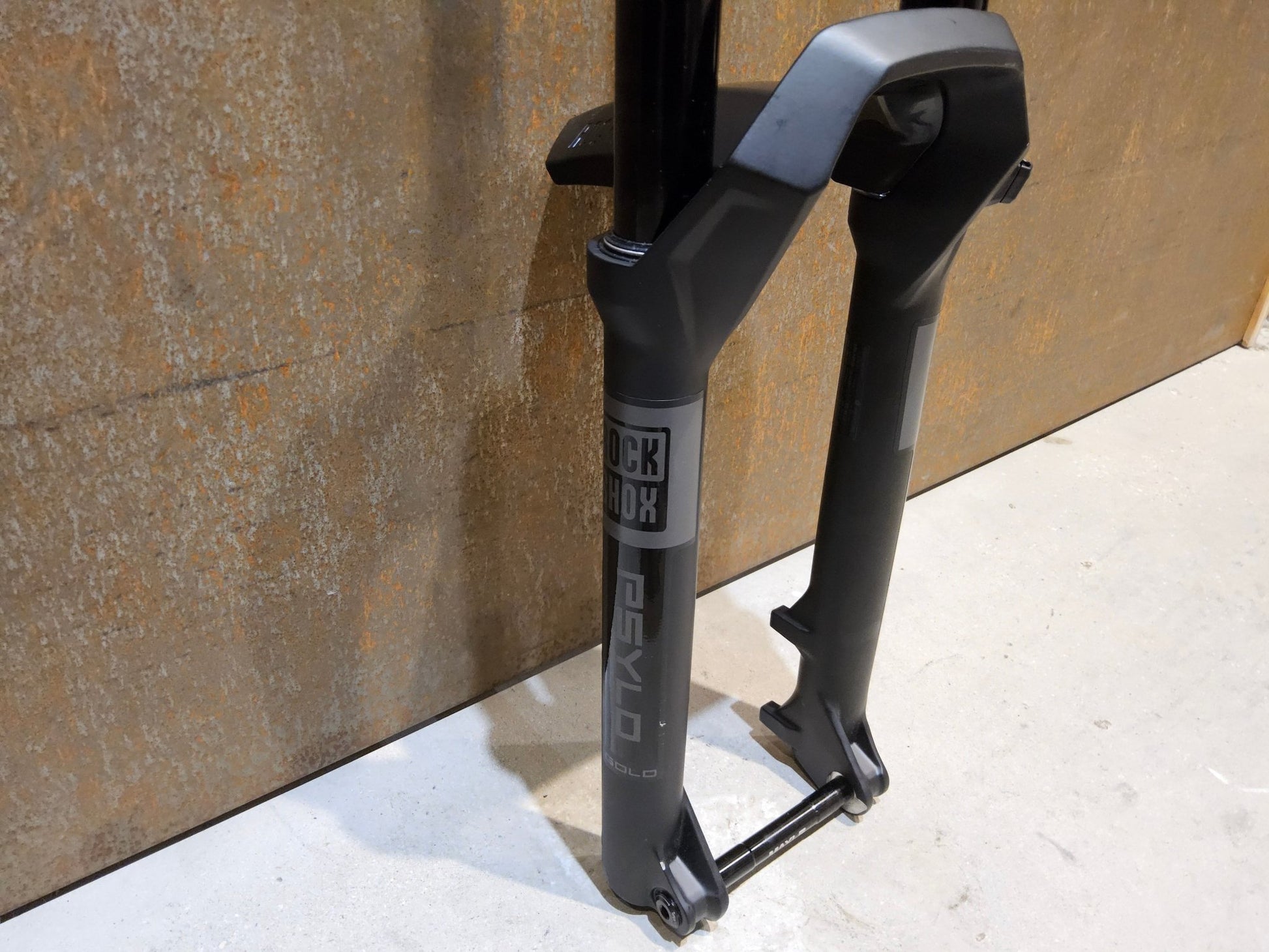 Federgabel von Rock Shox, ROCKSHOX PSYLO GOLD RC / 29" / 35MM / 160MM / BOOST / SCHWARZ MATT vor USEDBIKES - OB.DE Hintergrund