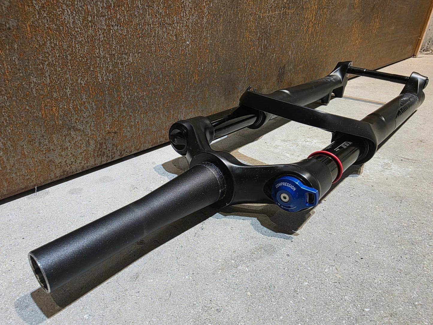 Federgabel von Rock Shox, ROCKSHOX REBA RL / 29" / 100MM / BOOST / SCHWARZ vor USEDBIKES - OB.DE Hintergrund