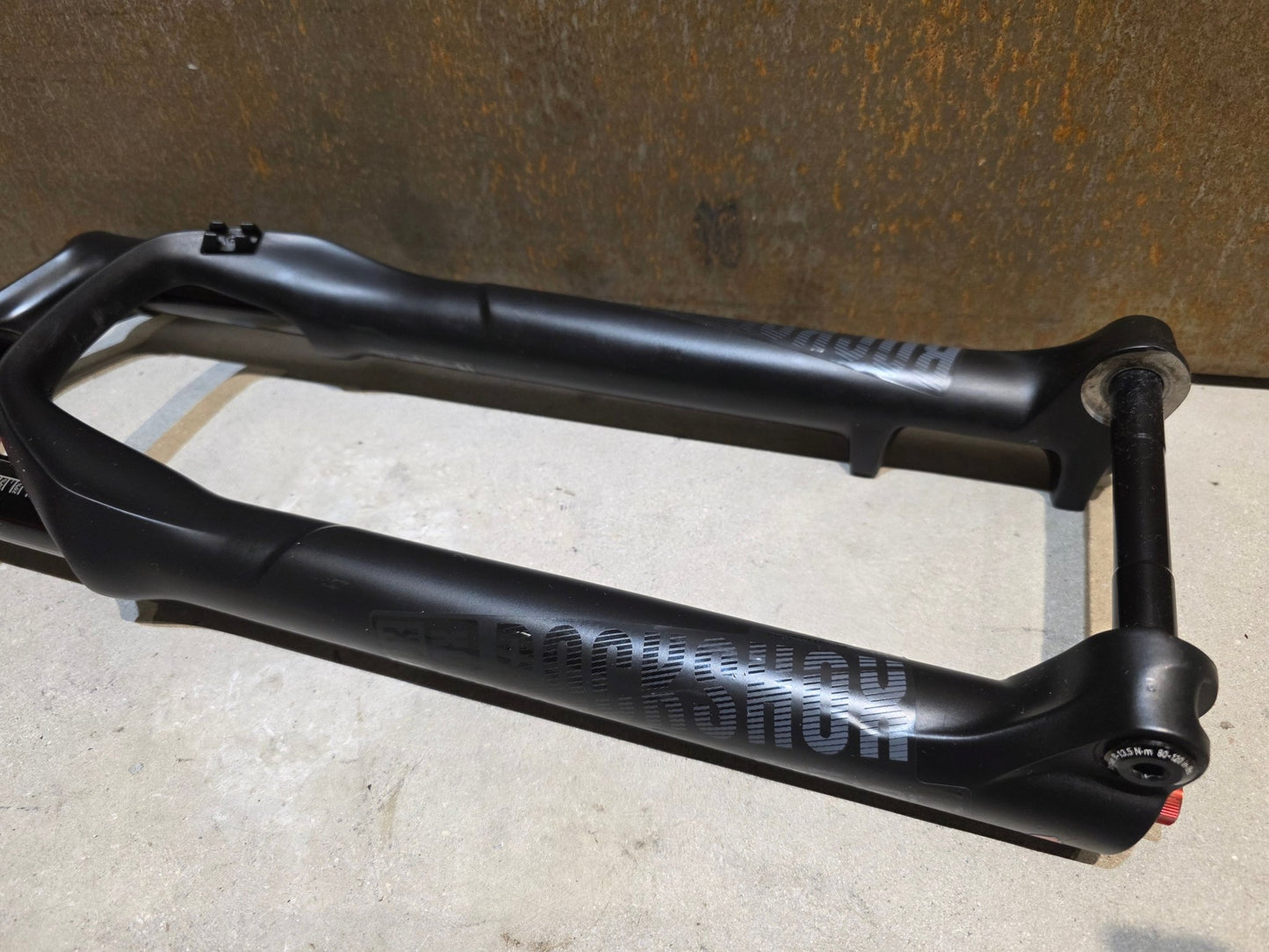 Federgabel von Rock Shox, ROCKSHOX REBA RL / 29" / 100MM / BOOST / SCHWARZ vor USEDBIKES - OB.DE Hintergrund
