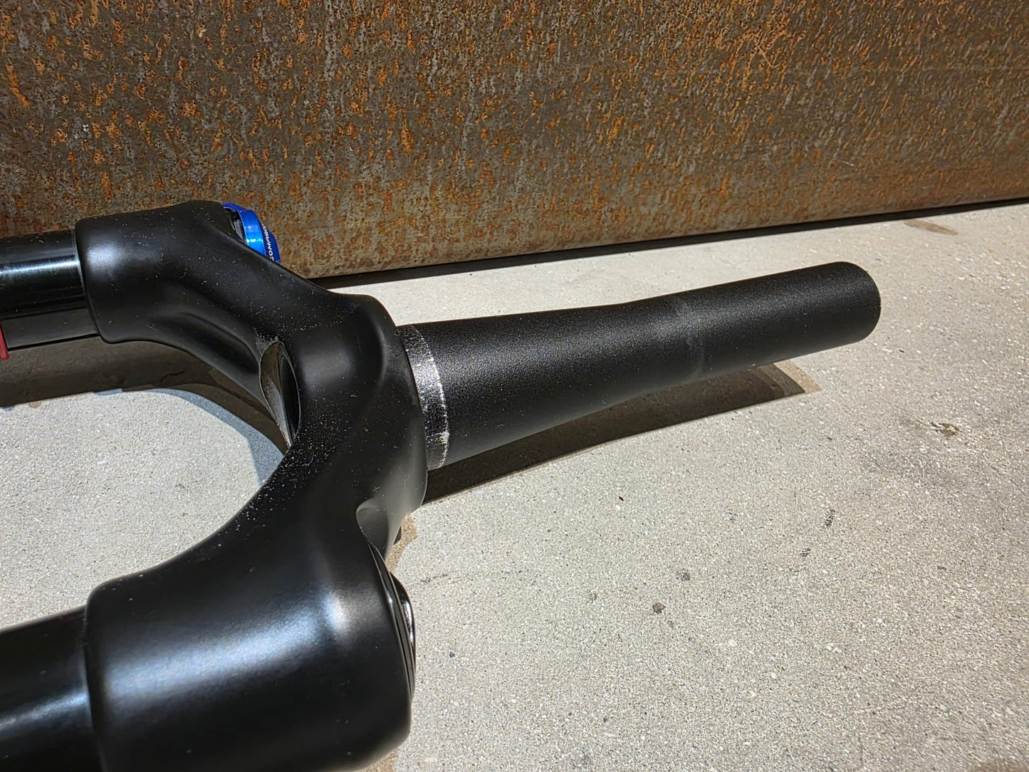 Federgabel von Rock Shox, ROCKSHOX REBA RL / 29" / 100MM / BOOST / SCHWARZ vor USEDBIKES - OB.DE Hintergrund