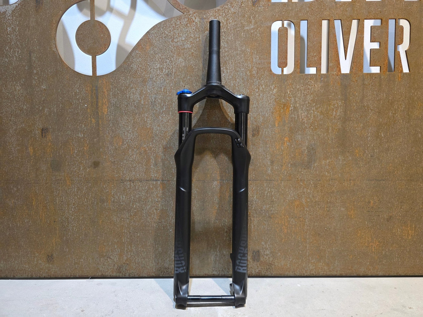 Federgabel von Rock Shox, ROCKSHOX REBA RL / 29" / 100MM / BOOST / SCHWARZ vor USEDBIKES - OB.DE Hintergrund