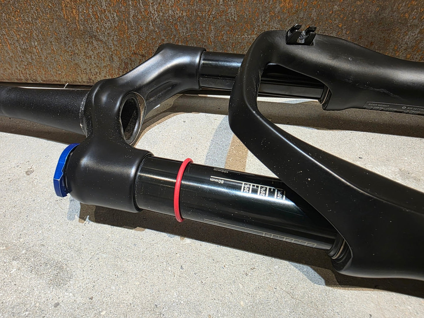 Federgabel von Rock Shox, ROCKSHOX REBA RL / 29" / 100MM / BOOST / SCHWARZ vor USEDBIKES - OB.DE Hintergrund