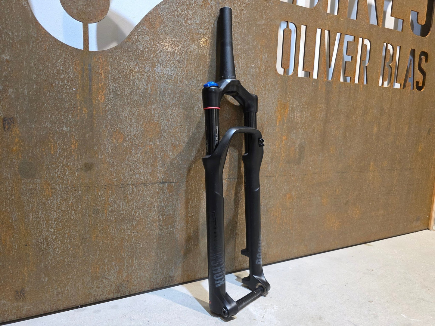 Federgabel von Rock Shox, ROCKSHOX REBA RL / 29" / 100MM / BOOST / SCHWARZ vor USEDBIKES - OB.DE Hintergrund