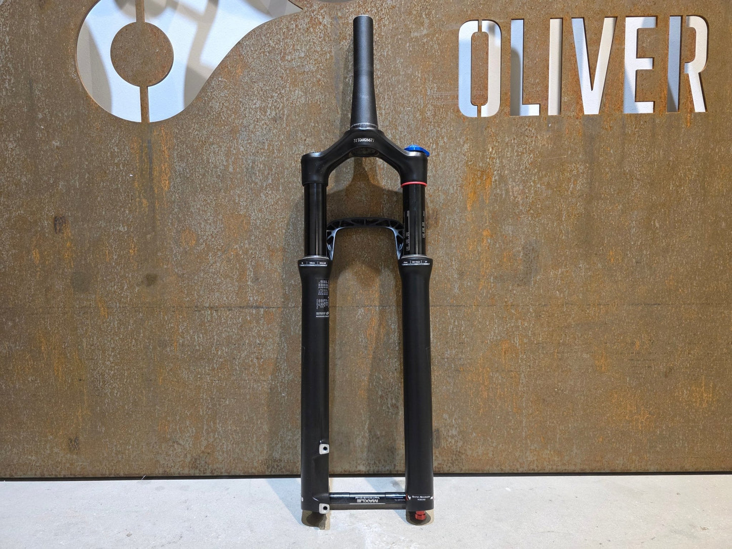 Federgabel von Rock Shox, ROCKSHOX REBA RL / 29" / 100MM / BOOST / SCHWARZ vor USEDBIKES - OB.DE Hintergrund