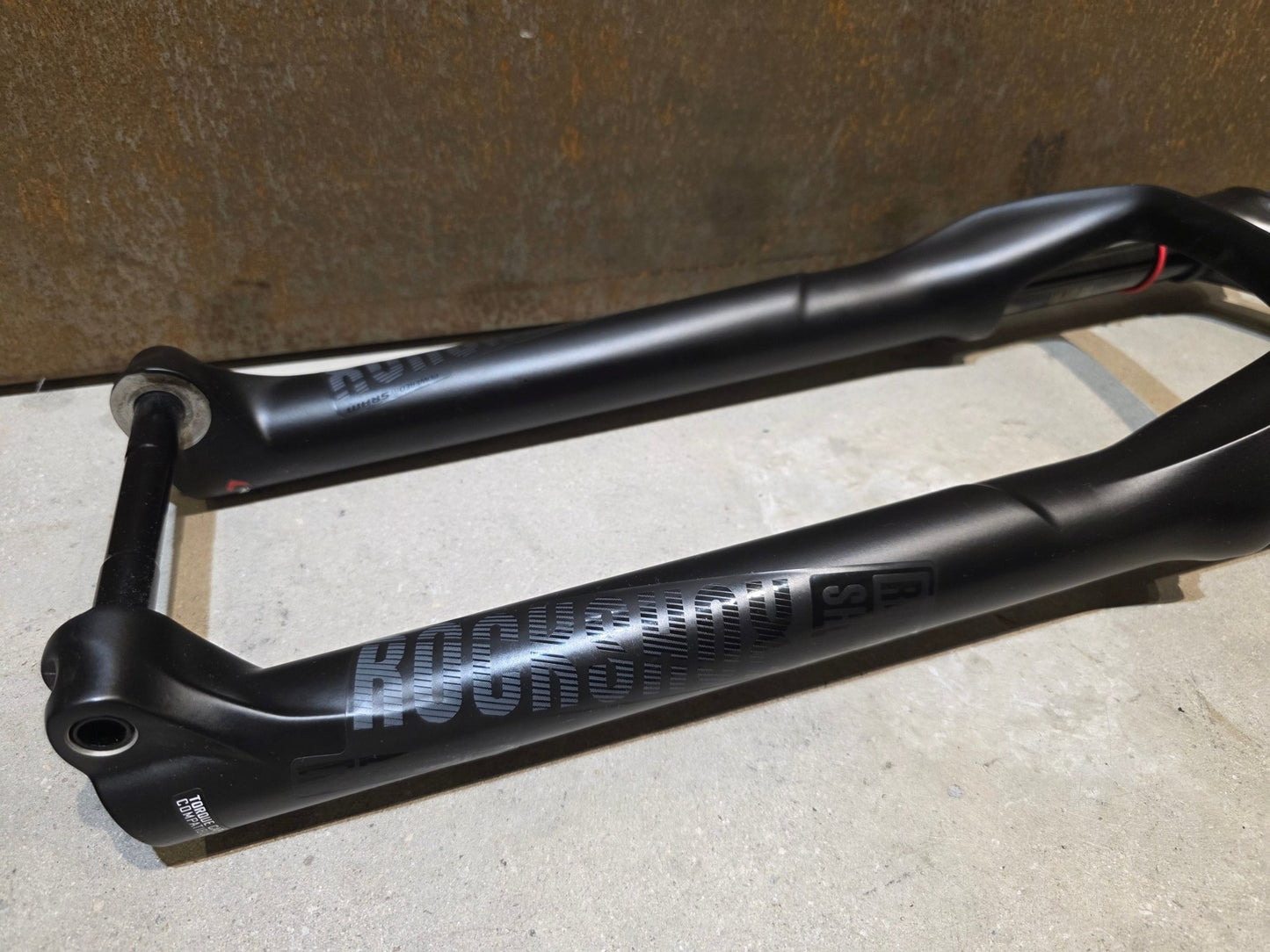 Federgabel von Rock Shox, ROCKSHOX REBA RL / 29" / 100MM / BOOST / SCHWARZ vor USEDBIKES - OB.DE Hintergrund