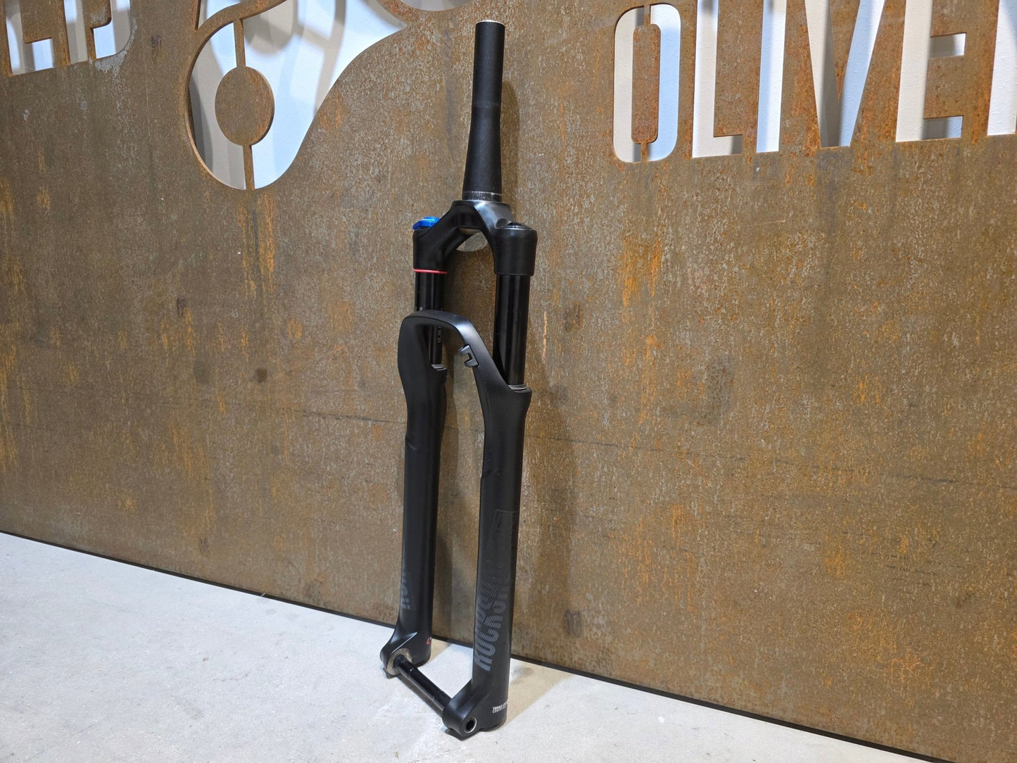 Federgabel von Rock Shox, ROCKSHOX REBA RL / 29" / 100MM / BOOST / SCHWARZ vor USEDBIKES - OB.DE Hintergrund