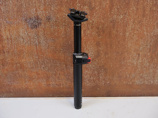 Sattelstütze von Sram, ROCKSHOX REVERB AXS B1 SATTELSTÜTZE / 31.6 MM / 100 MM HUB vor USEDBIKES-OB.DE Hintergrund