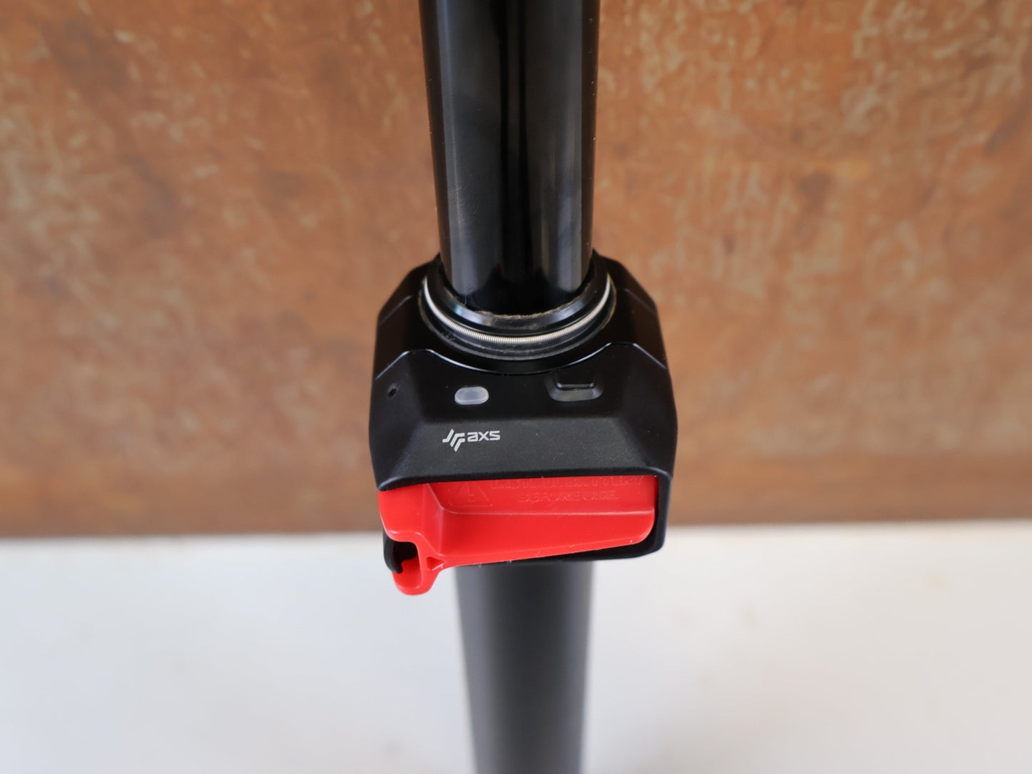 Sattelstütze von Sram, ROCKSHOX REVERB AXS B1 SATTELSTÜTZE / 31.6 MM / 125 MM HUB vor USEDBIKES-OB.DE Hintergrund