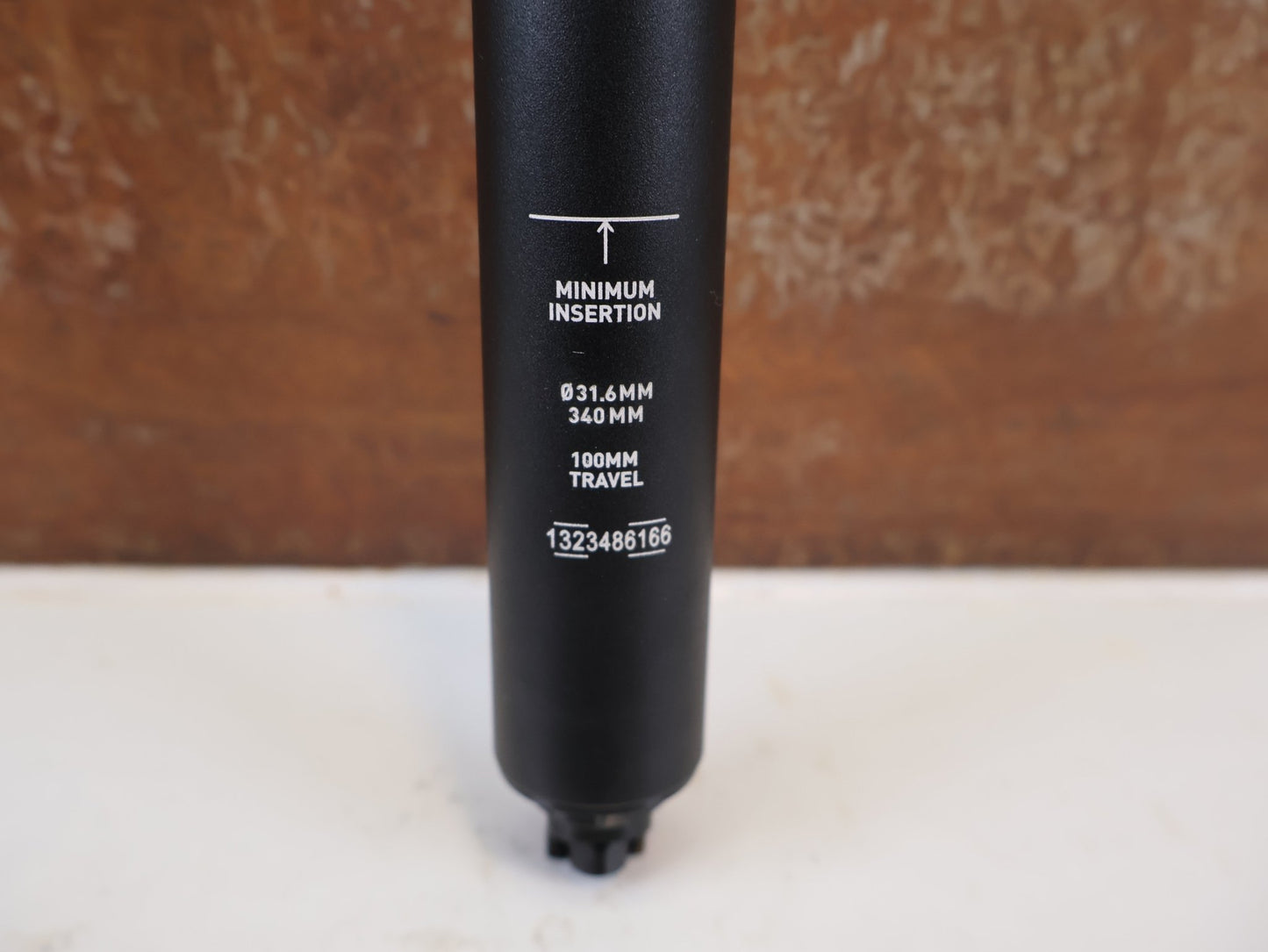 Sattelstütze von Rock Shox, ROCKSHOX REVERB AXS DROPPER POST 31.6 MM 100 MM vor USEDBIKES-OB.DE Hintergrund