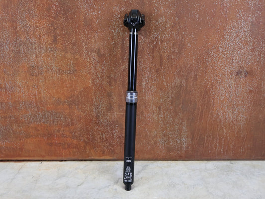 Sattelstütze von Rock Shox, ROCKSHOX REVERB AXS DROPPER POST 31,6 MM 170 MM VARIOSATTELSTÜTZE vor USEDBIKES - OB.DE Hintergrund