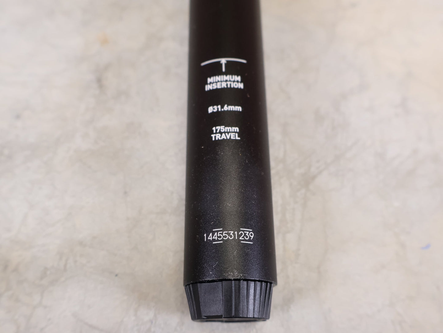 Sattelstütze von Rock Shox, ROCKSHOX REVERB AXS TELESKOP - SATTELSTÜTZE / B1 – 31,6 MM – 175 MM HUB vor USEDBIKES - OB.DE Hintergrund