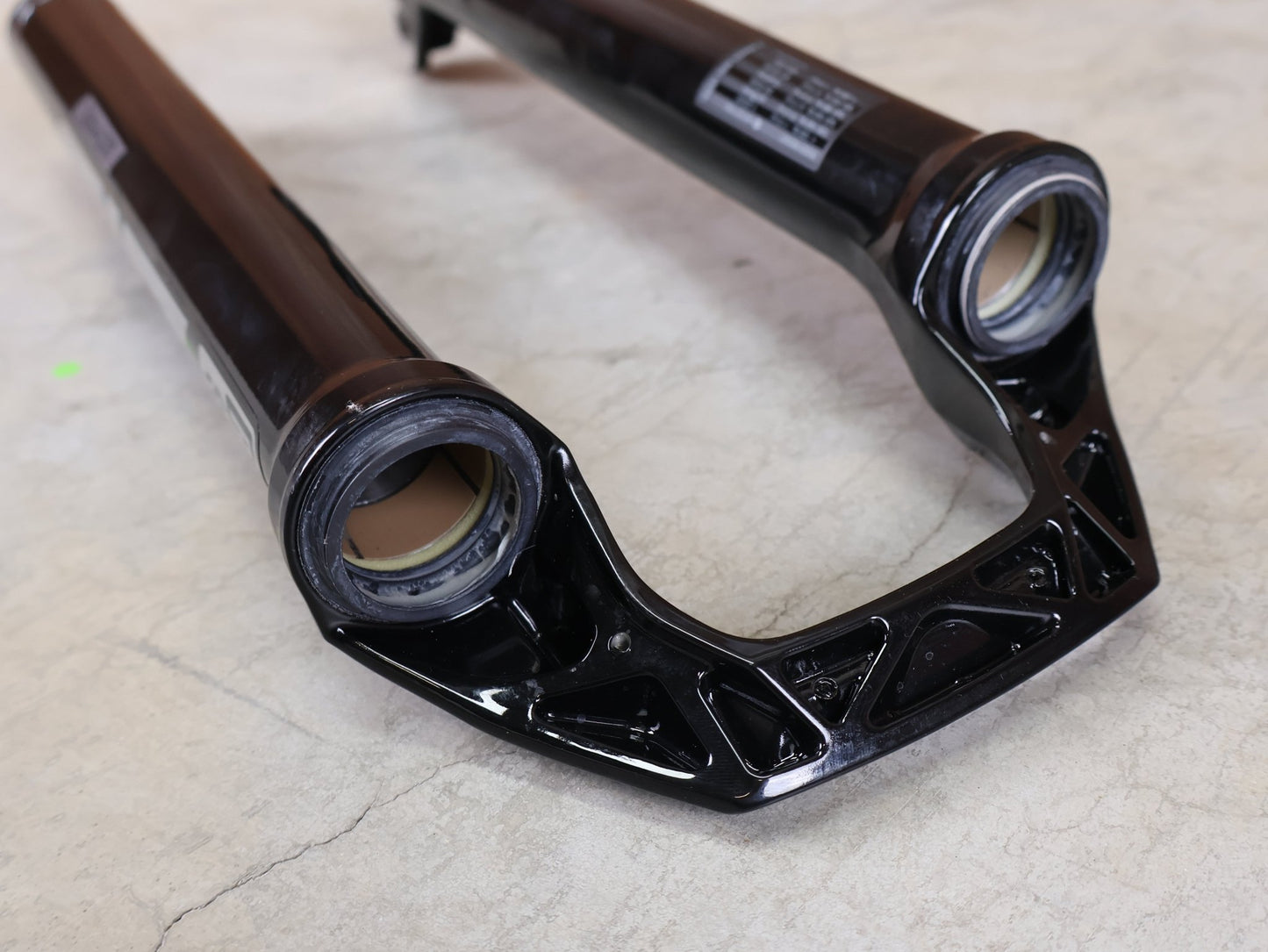 Federgabel von Rock Shox, ROCKSHOX SID 35 ULTIMATE LOWER LEG / 35 MM 100 – 120 MM / BOOST / C1 (2021) / GLOSSY BLACK vor USEDBIKES - OB.DE Hintergrund