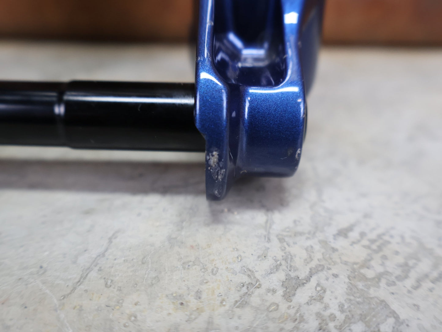 Federgabel von Rock Shox, ROCKSHOX – SID SL ULTIMATE 2P / 29 / 110 MM / BOOST 15×110 / BLUE CRUSH / RACE DAY 2 vor USEDBIKES - OB.DE Hintergrund