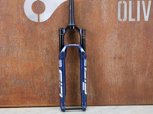 Federgabel von Rock Shox, ROCKSHOX – SID SL ULTIMATE 2P / 29 / 110 MM / BOOST 15×110 / BLUE CRUSH / RACE DAY 2 vor USEDBIKES - OB.DE Hintergrund