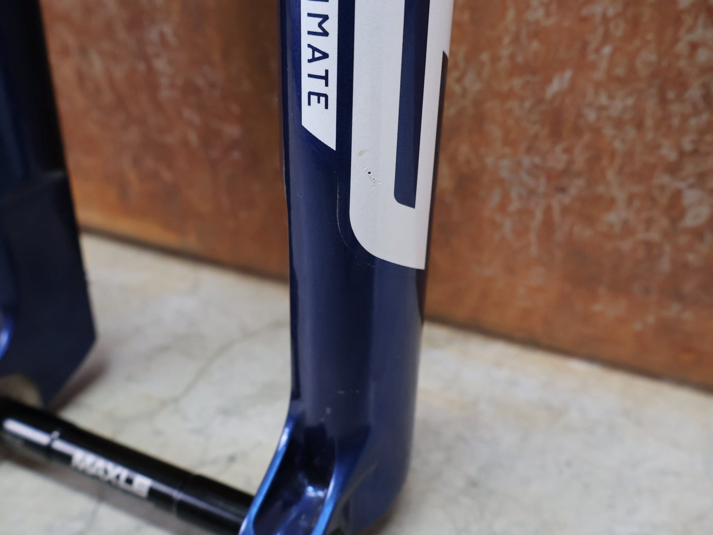 Federgabel von Rock Shox, ROCKSHOX – SID SL ULTIMATE 2P / 29 / 110 MM / BOOST 15×110 / BLUE CRUSH / RACE DAY 2 vor USEDBIKES - OB.DE Hintergrund