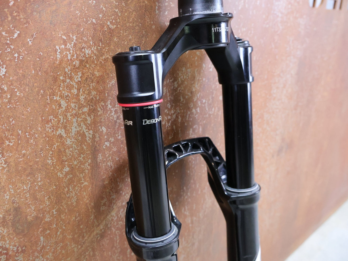 Federgabel von Rock Shox, ROCKSHOX – SID SL ULTIMATE 2P / 29 / 110 MM / BOOST 15×110 / SID GLOSS BLACK / RACE DAY 2 vor USEDBIKES - OB.DE Hintergrund