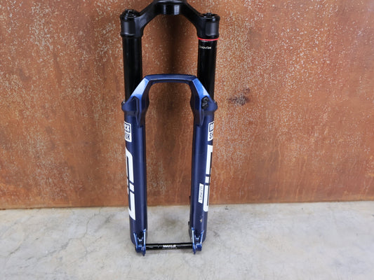 Federgabel von Rock Shox, ROCKSHOX SID ULTIMATE 2P FEDERGABEL – 29" / 120 MM / BLUE CRUSH vor USEDBIKES - OB.DE Hintergrund