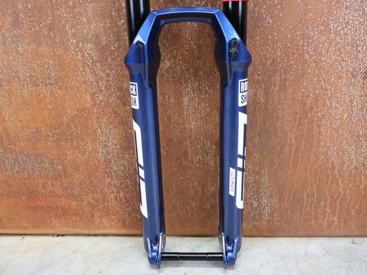 Federgabel von Rock Shox, ROCKSHOX – SID ULTIMATE 3P / 29 / 120 MM / BOOST 15×110 / BLUE CRUSH / RACE DAY 2 vor USEDBIKES - OB.DE Hintergrund