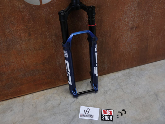 Federgabel von Rock Shox, ROCKSHOX – SID ULTIMATE 3P / 29 / 120 MM / BOOST 15×110 / BLUE CRUSH / RACE DAY 2 vor USEDBIKES - OB.DE Hintergrund