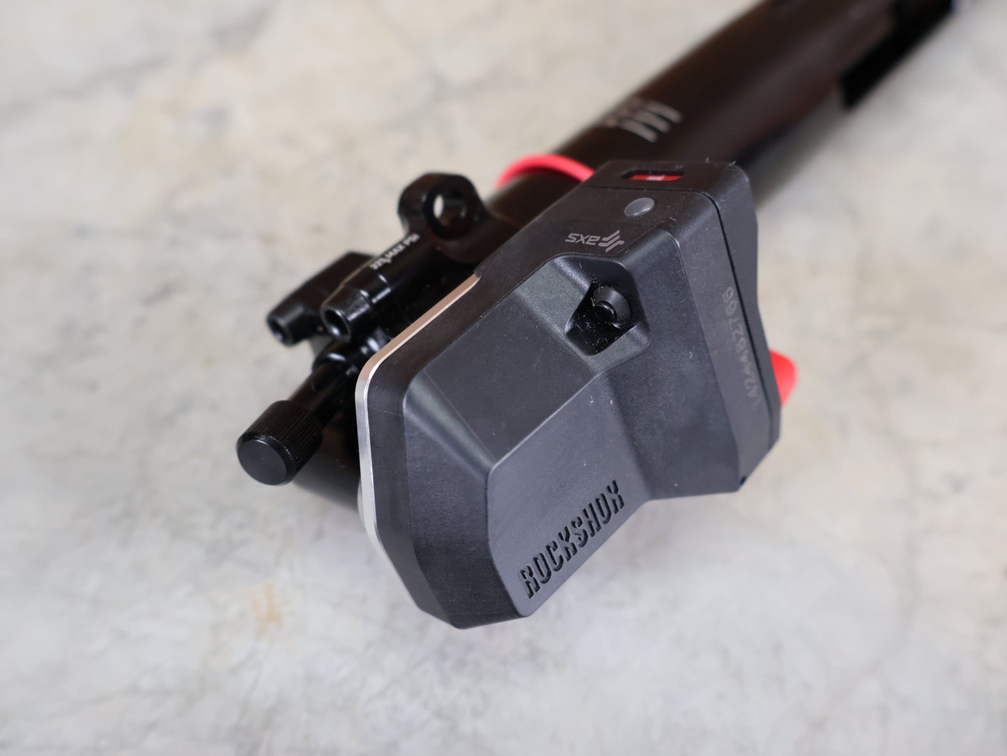 Federgabel von Rock Shox, ROCKSHOX SIDLUXE ULTIMATE ISOSTRUT FLIGHT ATTENDANT – TREK SUPERCALIBER / 239X40 / RL3 / AXS vor USEDBIKES - OB.DE Hintergrund