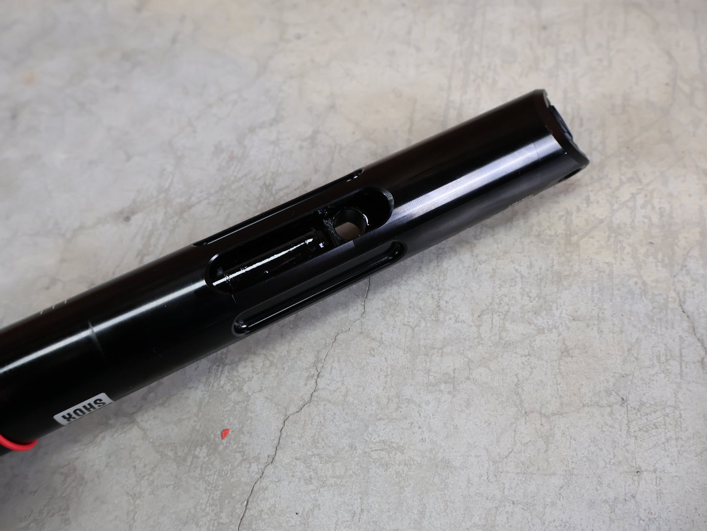 Federgabel von Rock Shox, ROCKSHOX SIDLUXE ULTIMATE ISOSTRUT FLIGHT ATTENDANT – TREK SUPERCALIBER / 239X40 / RL3 / AXS vor USEDBIKES - OB.DE Hintergrund