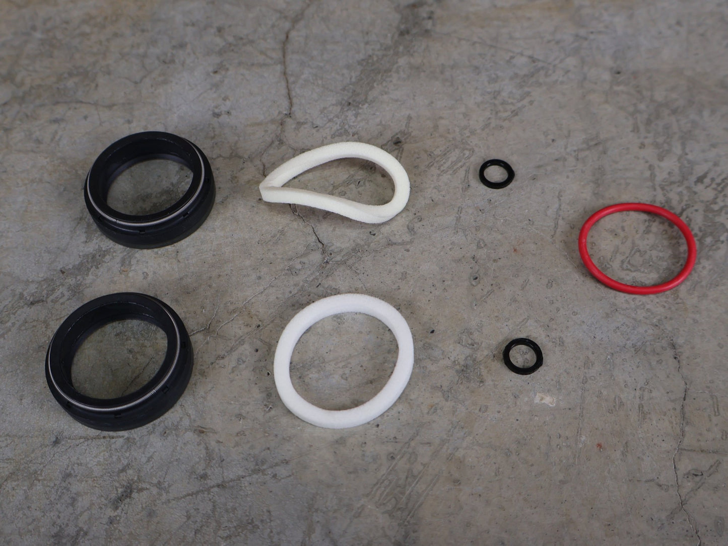 Zubehör von Rock Shox, ROCKSHOX – STAUBABSTREIFER UPGRADE KIT / 32 MM FLANGELESS (00.4318.045.003) vor USEDBIKES - OB.DE Hintergrund