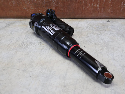 Federgabel & Dämpfer von Rock Shox, ROCKSHOX SUPER DELUXE ULTIMATE DH DÄMPFER 250X75 MM – DEBONAIR vor USEDBIKES - OB.DE Hintergrund