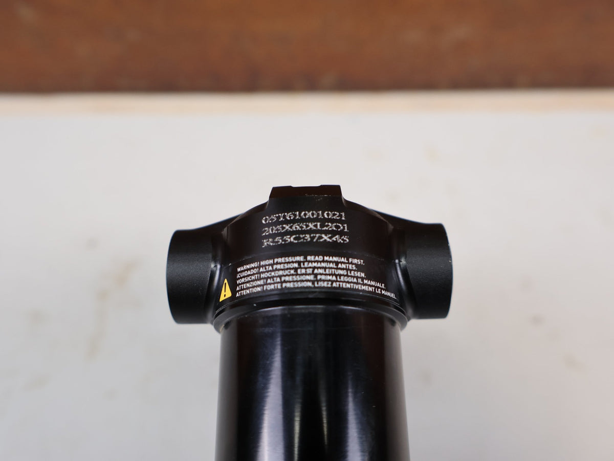 Federgabel & Dämpfer von Rock Shox, RockShox Vivid Ultimate Air Dämpfer 205x65mm Trunnion RC2T vor USEDBIKES-OB.DE Hintergrund
