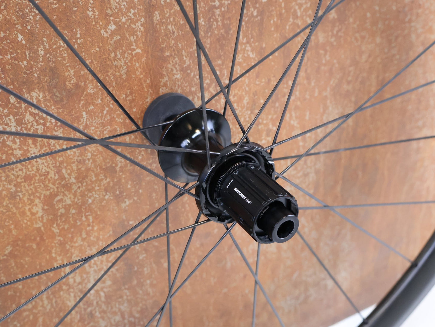 Laufrad/Laufradsatz von Specialized, ROVAL ALPINIST CLX CARBON LAUFRADSATZ / DISC / SHIMANO HG / 1270G vor USEDBIKES - OB.DE Hintergrund