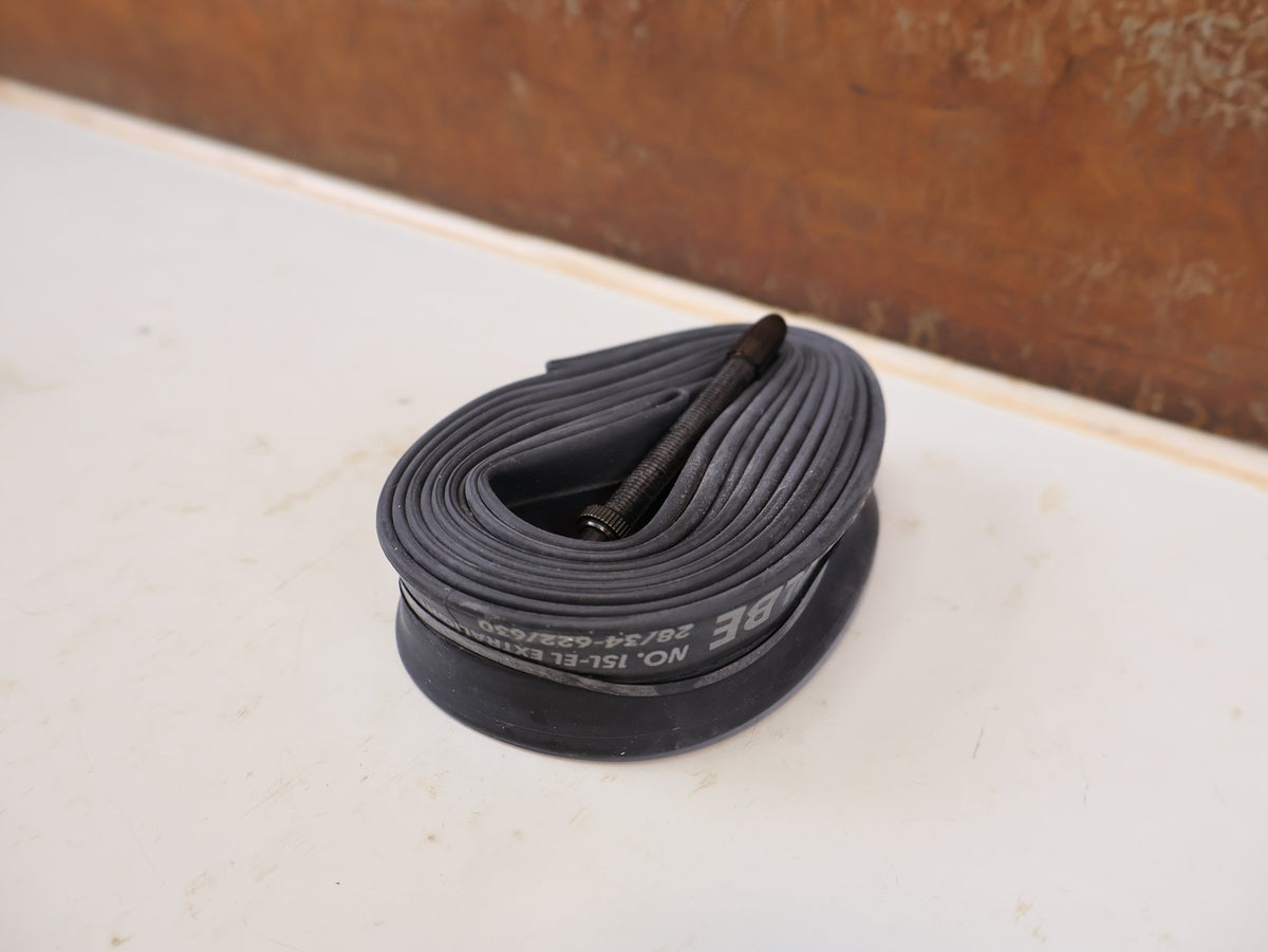 Reifen von Schwalbe, Schwalbe Nr. 15L-EL Extralight Schlauch SV 60mm 28" 28/34-622 vor USEDBIKES-OB.DE Hintergrund