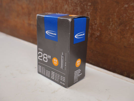 Reifen von Schwalbe, SCHWALBE Nr. 17 SCHLAUCH 28 ZOLL DUNLOP BLITZVENTIL 40MM 150G vor USEDBIKES-OB.DE Hintergrund