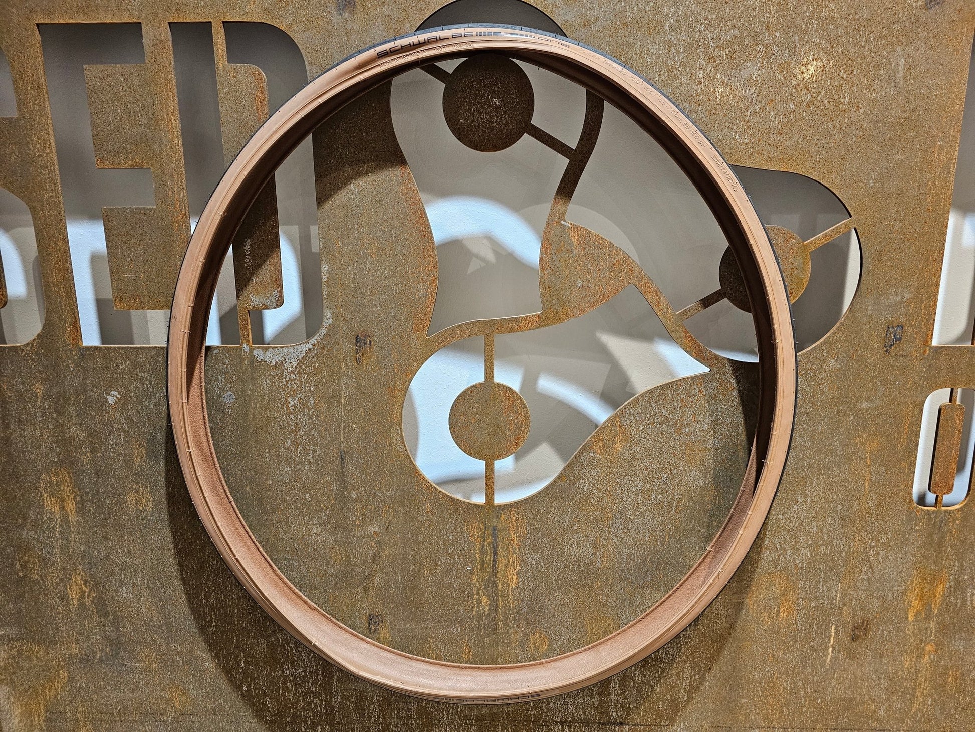 Reifen von Schwalbe, SCHWALBE ONE PERFORMANCE RENNRAD REIFEN 700C X 25 - 32MM DUNKEL BRAUN in variant_title vor USEDBIKES - OB.DE Hintergrund